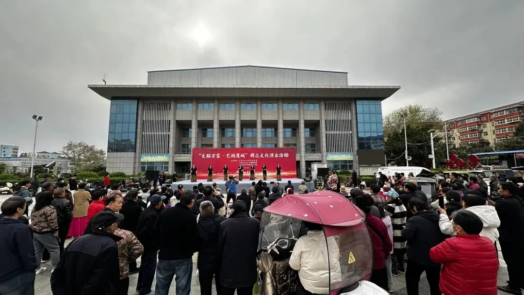 鹰城处处“红装”闪亮——原创歌曲《学习雷锋树新风》唱响新时代志愿精神