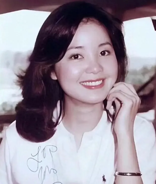 经典歌曲解析:《月亮代表我的心》那轮永不落下的温柔月光