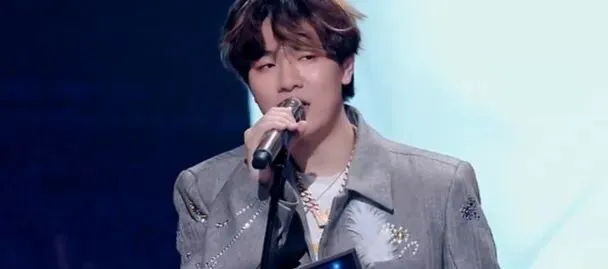 音综《有歌2》收官,冠军不是欢子,也不是白小白,而是一位新人!