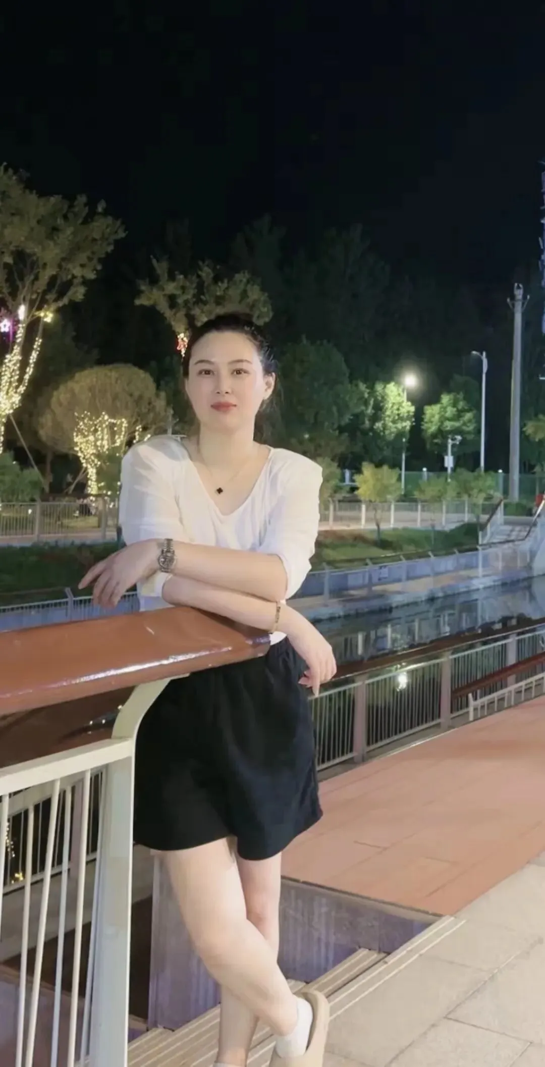 初听郑源的歌曲,还是少女.再听,已是中年妇女,回不去的何止是时间,还有那个曾经的自己……