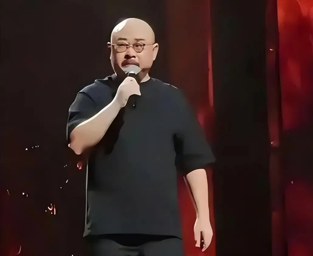 有网友说刀郎的歌太过匀速像背书,那么他的歌魅力究竟在哪里?我用三个字总结:后劲大