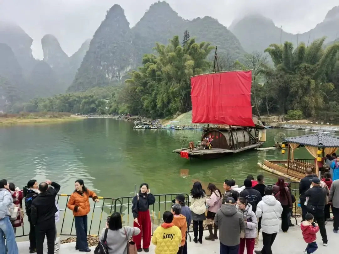 兴坪渔村游·歌动漓江|免费NPC互动!刘三姐智斗莫老爷,沉浸式解锁漓江人文盛宴