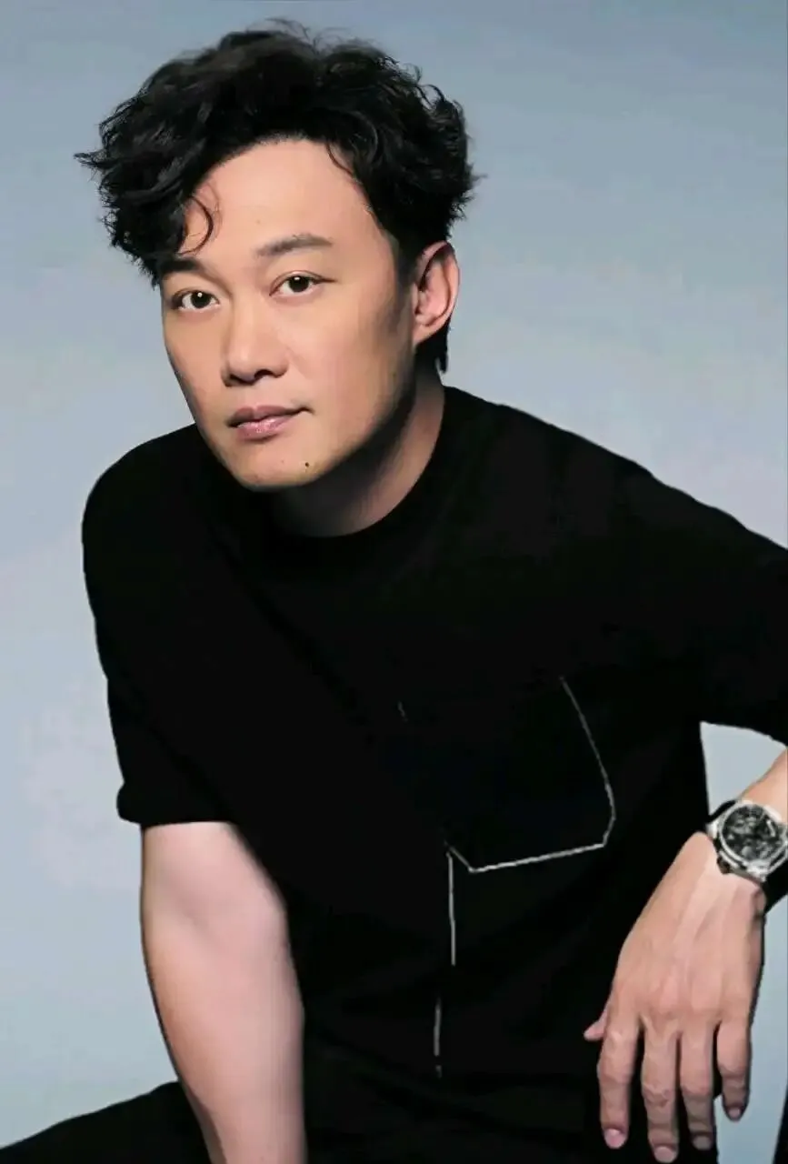 不用全网找谱!陈奕迅20首经典歌曲盘点(附吉他谱),如果那两个字没有颤抖,那两个字又是什么呢?