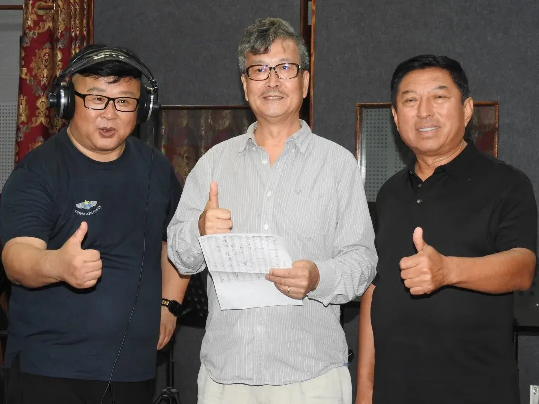 歌曲《我在彰武有棵树》词作者演唱者接受辽宁广播电视台FM95.9栏目专访