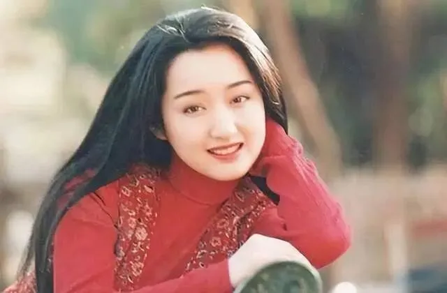 “甜歌皇后”杨钰莹10首经典歌曲送给你,满满的时代追忆,听到第一首就收藏了!