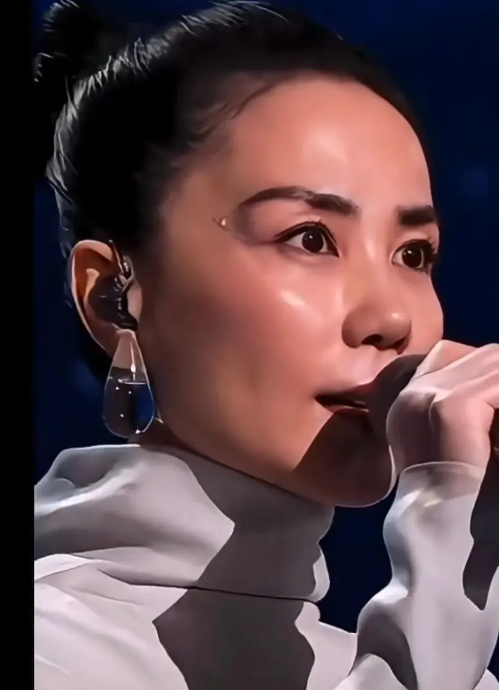 王菲六次春晚歌曲,唱出了我年轻时憧憬的爱情,中年时想要的松弛感