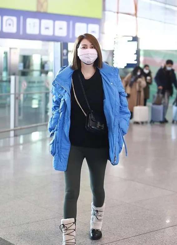 55岁洪欣寒风中唱完歌,观众裹羽绒服,她鞋未断笑容未断