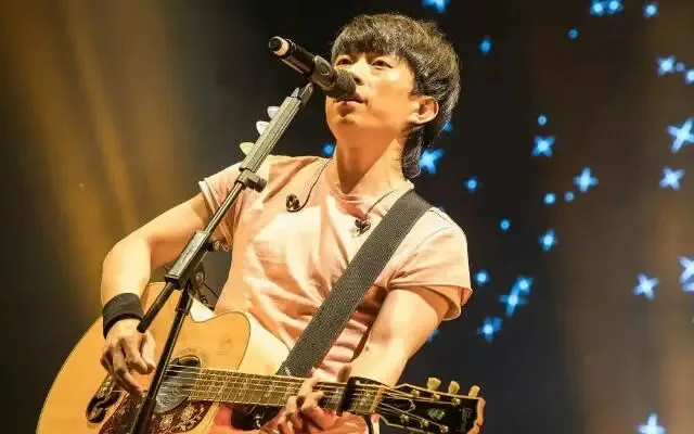 优选赵雷10首吉他弹唱歌曲(附吉他谱),唱给喜欢民谣的你,看看有没有你喜欢的?