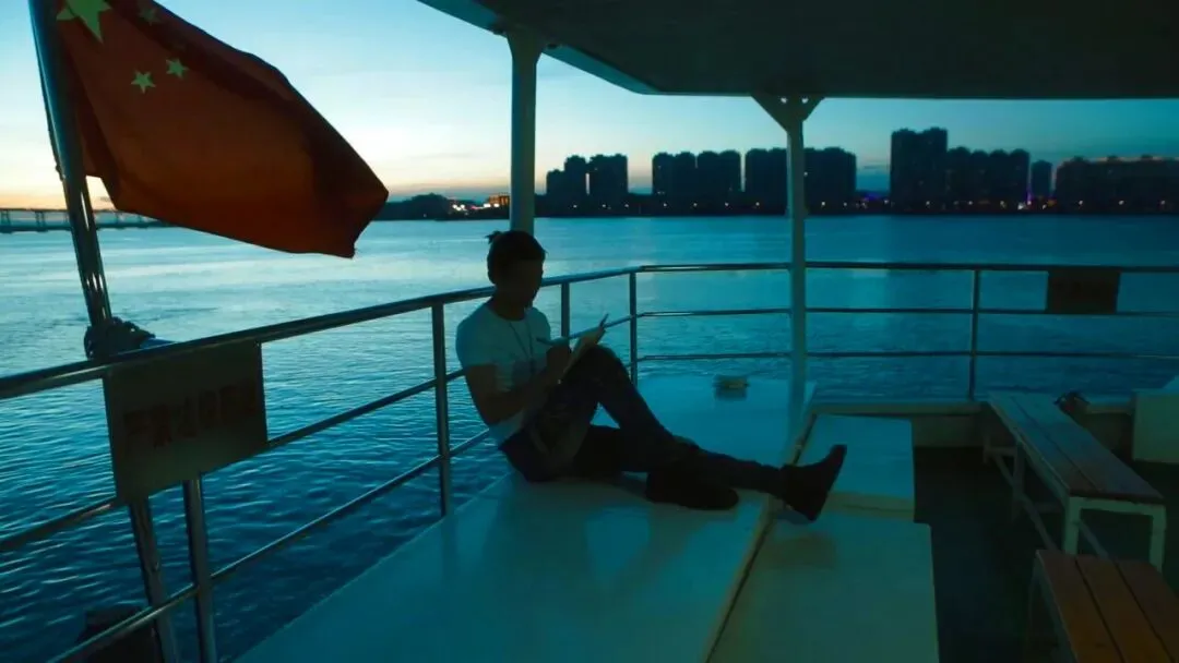 反内卷公益歌曲《鲸海叹》写出“内卷时代”底层群众的心声:我要上岸!