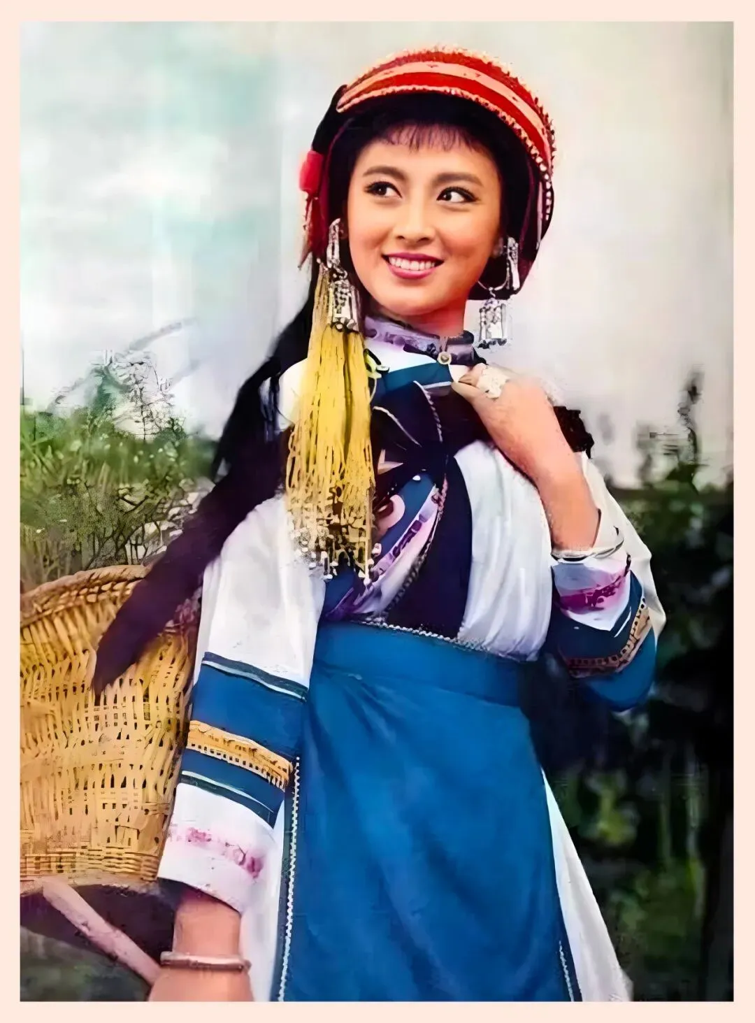 【靳小才电影歌曲选】② :《说媒》《诚实的眼睛》《贞洁的心》《静静的黄昏》《海风吹》《扬眉剑出鞘》