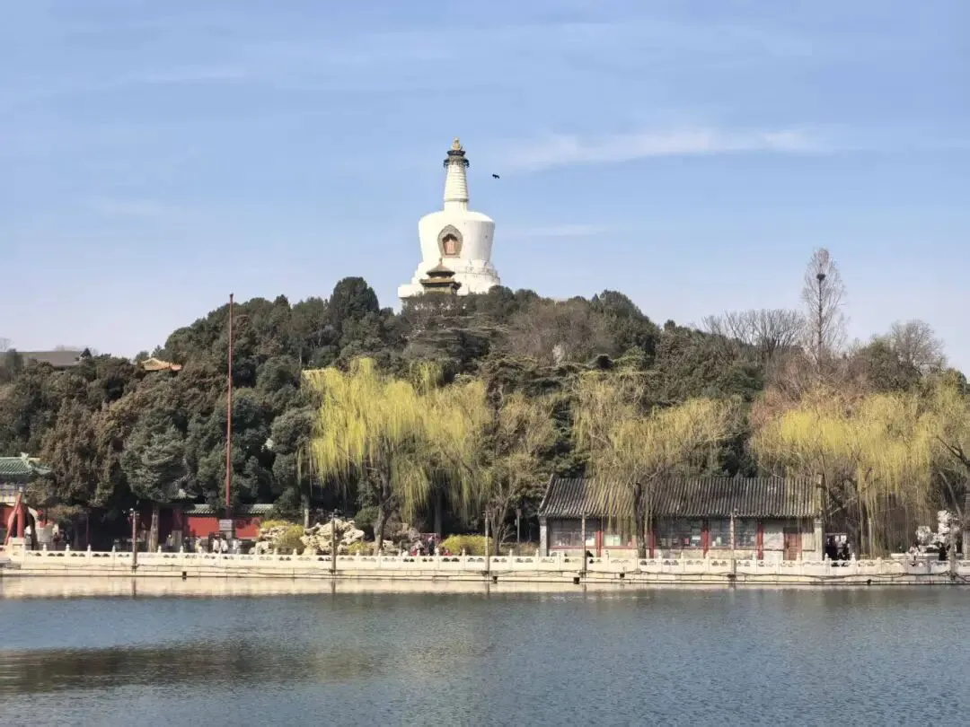 那首歌,那片湖,还有那些回不去的童年