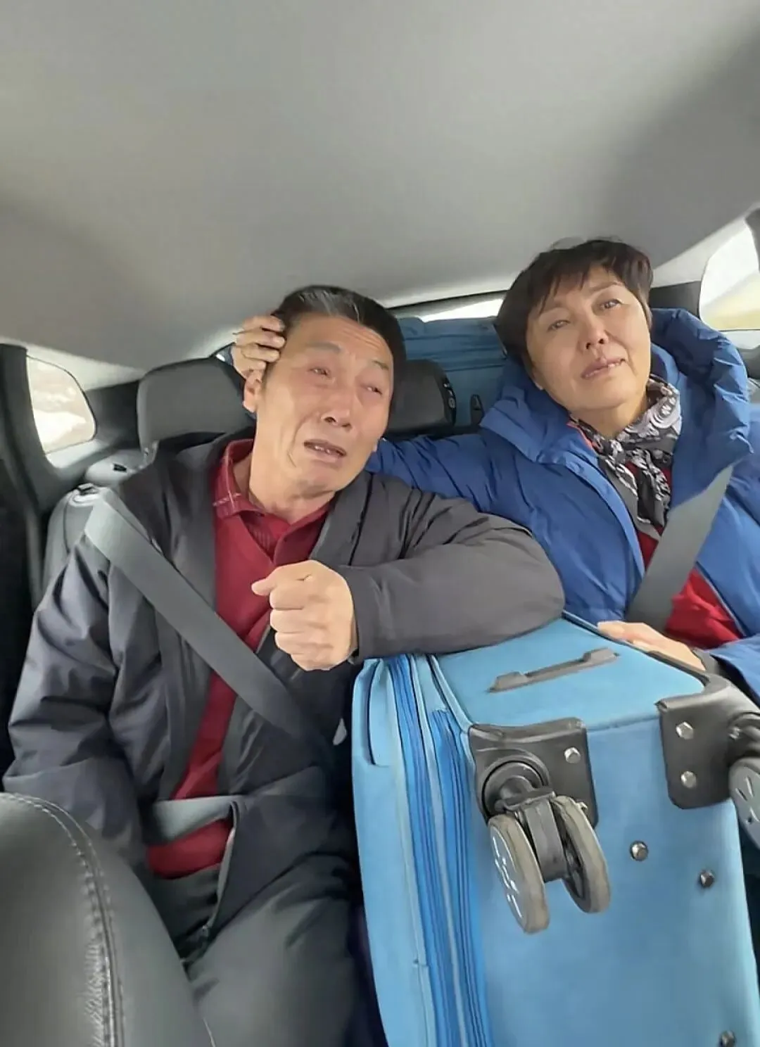 迷歌老妈与王叔泪别丹麦,IP已归辽宁,丹麦公婆的暖心举动看哭全网.