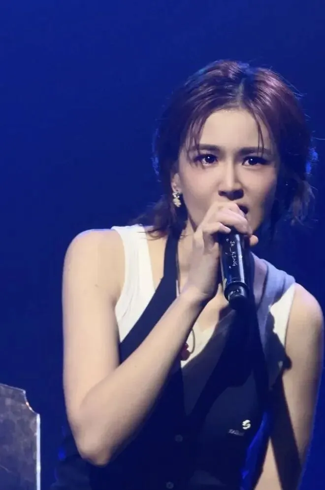 曾沛慈不仅歌技演技好,她的整体穿搭也一直都在线!