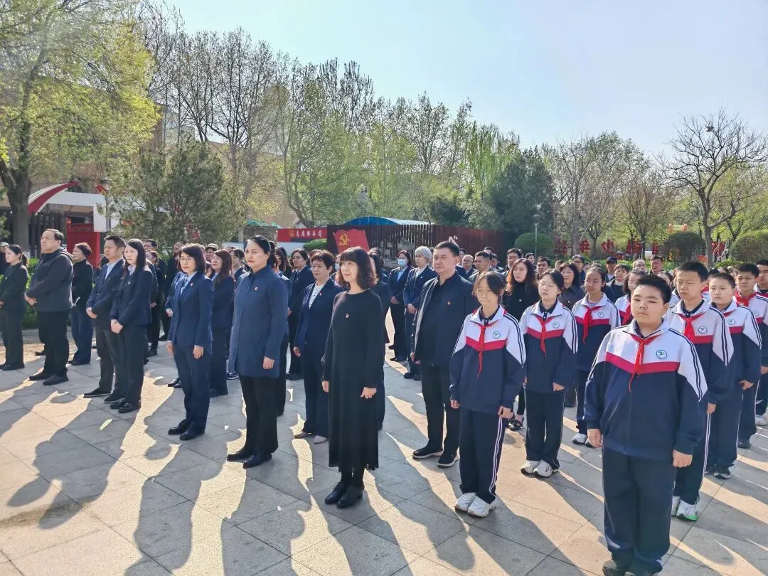 “以歌为祭传薪火,南望再颂烈士魂”——山东省济南第二十中学举行清明节祭奠烈士活动