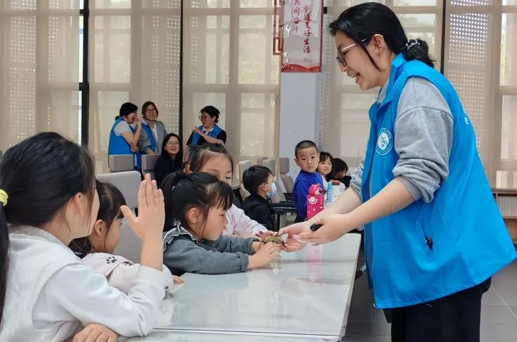 扬帆向海歌| 守“鲎”未来——我院举办“学雷锋月”科普进社区志愿服务活动