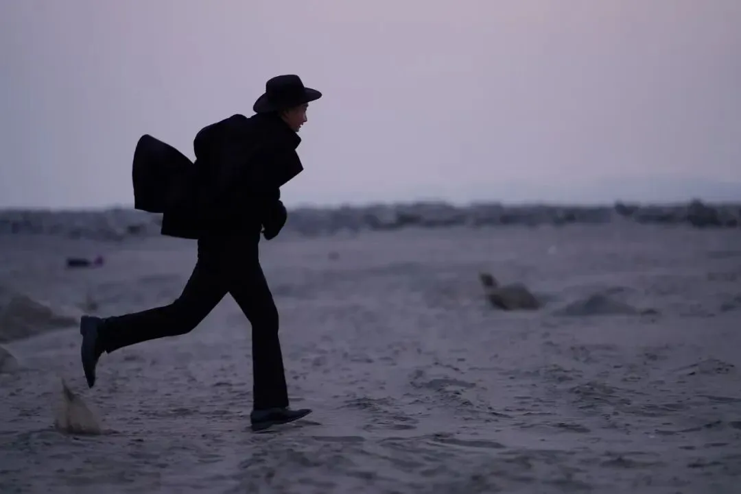 歌曲《永不沉没》:黑暗中,我们决不脆弱