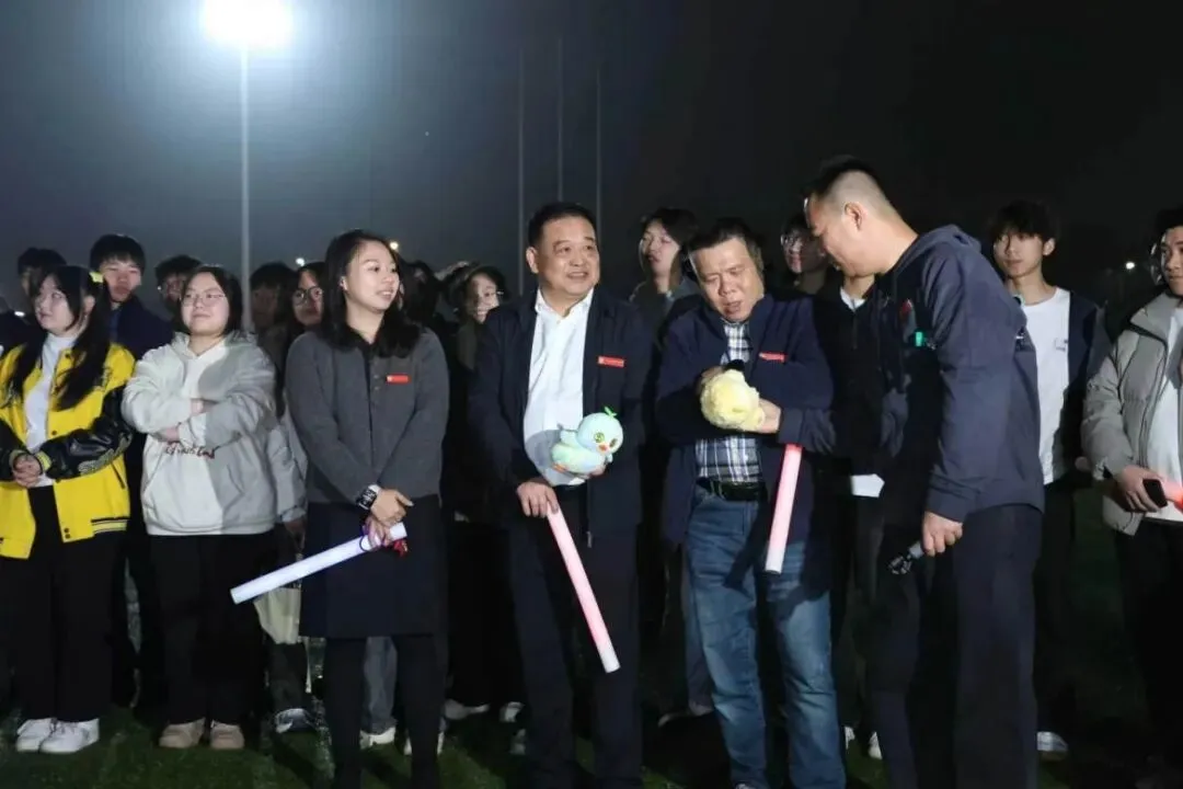 春日歌潮里,共赴青春之约——湖东校区律动・咏春 草坪音乐节圆满落幕