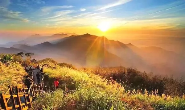 一首歌、一张图、一段话,遇见更好的你这,就是生活!每天太阳升起,你就得拼了命的努力;多少疲惫,也不能逃避!这就是生活:一个难字,