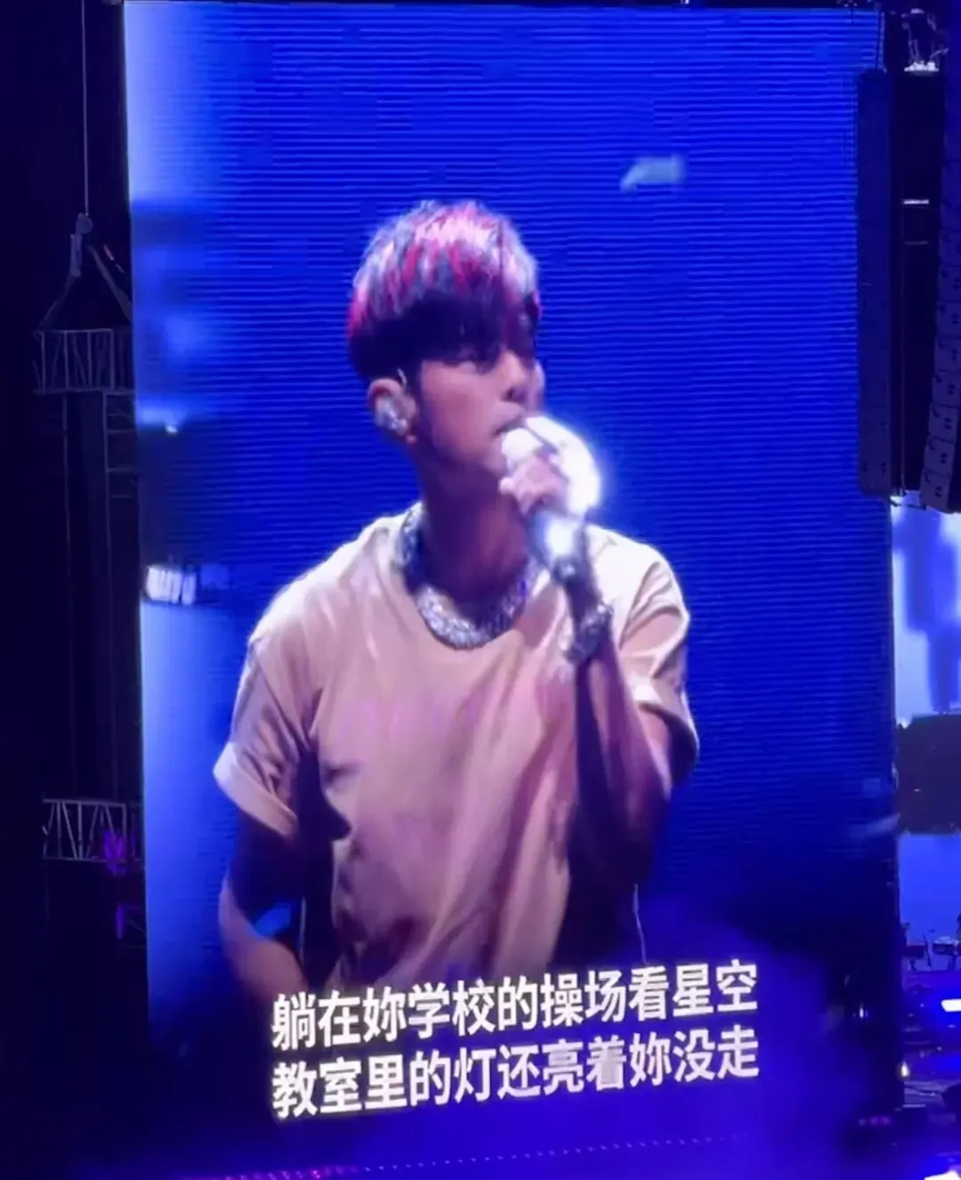 有人说周杰伦演唱会“划水”,老歌降调、高音递出麦克风给观众合唱,年轻时候写歌没轻没重,歌好听,就是不太好唱,就原谅他吧