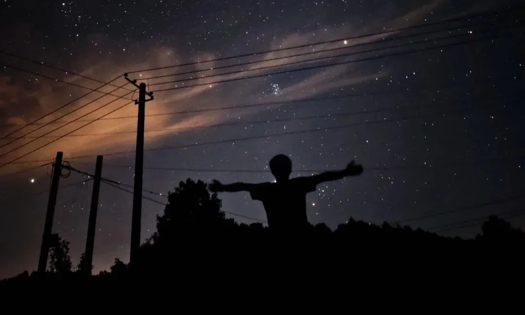 不同年龄听这首《夜空中最亮的星》歌曲丨不一样的内心独白