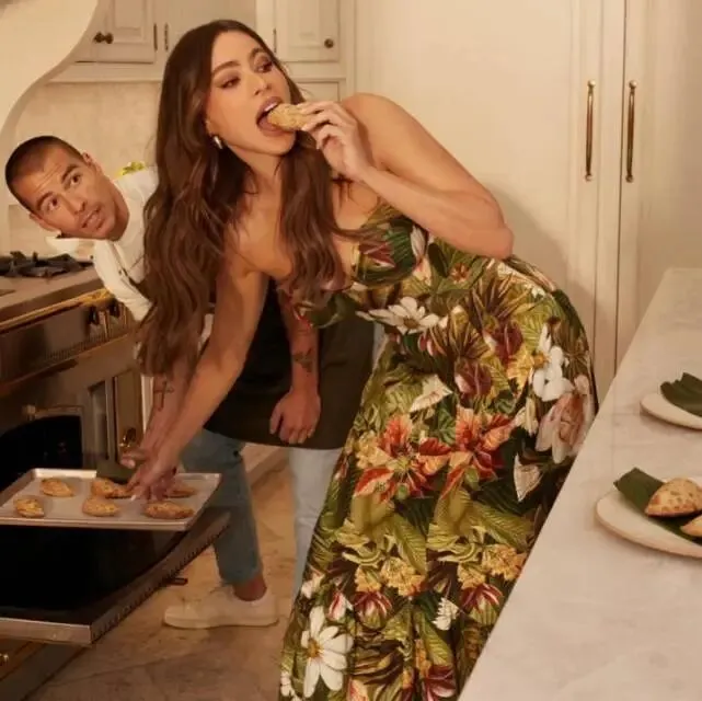 摩登家庭 | 歌姐晒母子合创品牌美食,网友喊话:“老歌妈”辣酱安排一下?