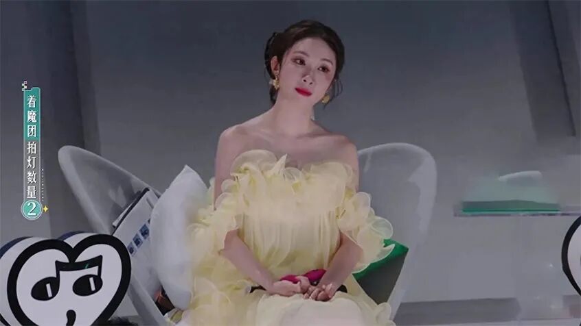 张小婉坐镇魔力歌先生评委席,看似不专业,其实她是观众的翻译官