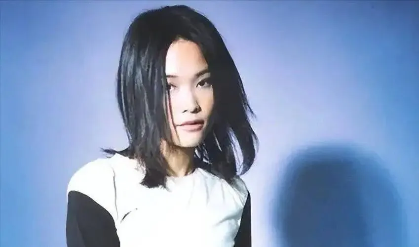 许美静凭借一首歌与王菲齐名,却被俩渣男折磨成精神病,今51岁无人识