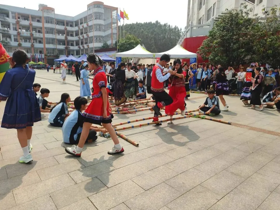 “歌海情浓三月三 民族团结心连心”——长塘中学第二届“三月三”民俗文化体育艺术美食节圆满落幕
