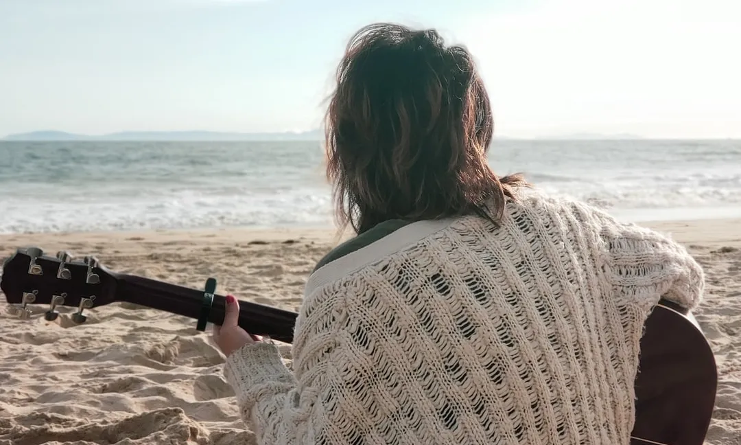 新手必练!10 首超好听的思念主题歌曲,附吉他谱