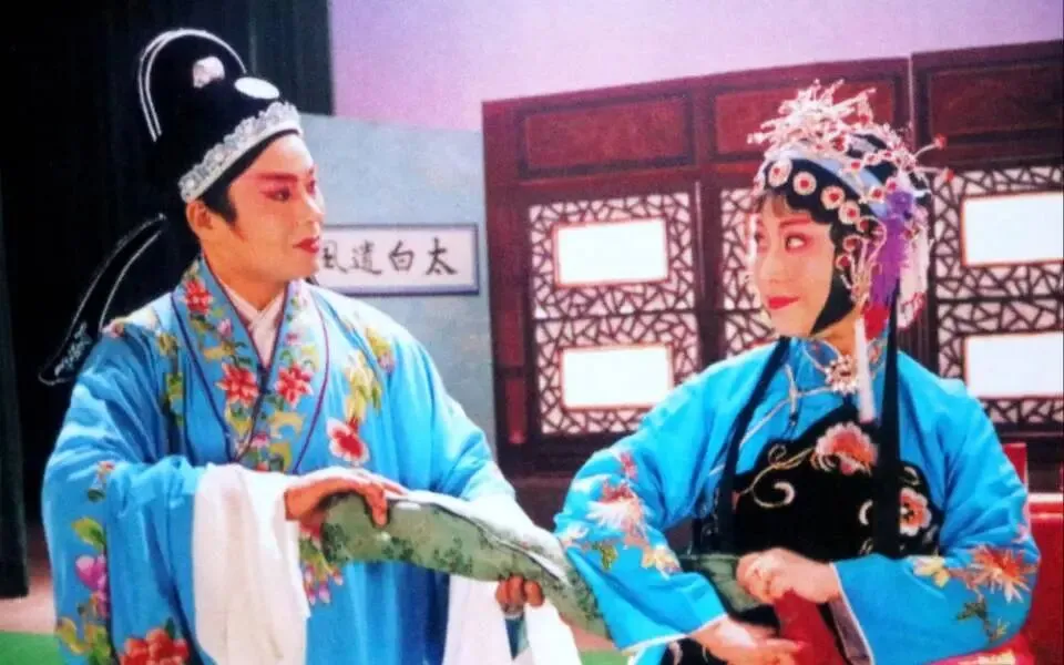 古代的风流民歌和戏剧比当代的爱情歌曲和戏剧更有魅力