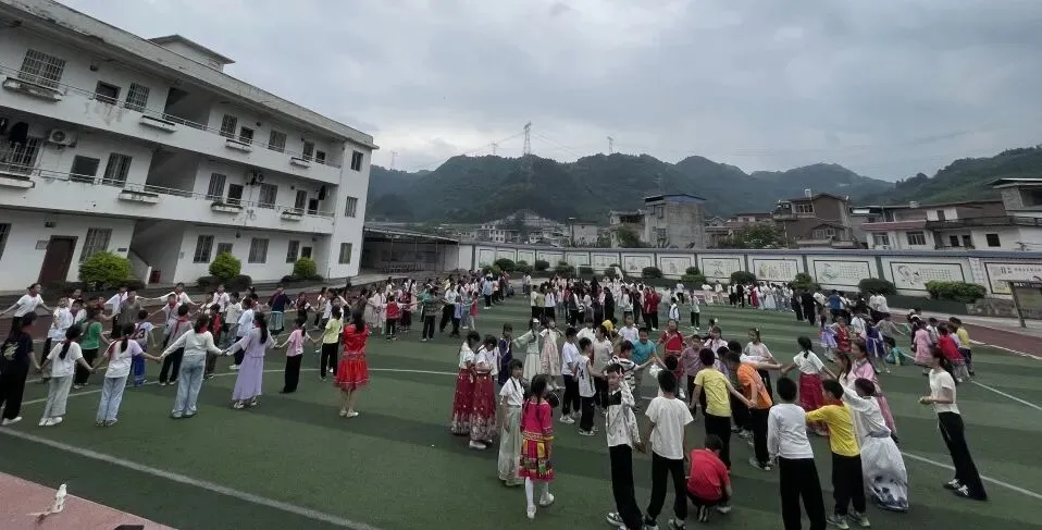 八桂歌韵润童心 民俗文化进校园——龙怀乡中心小学“三月三”活动圆满举行