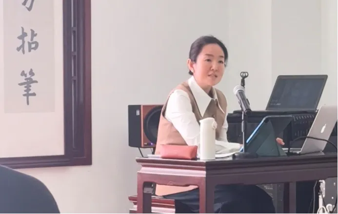 贾悦《中国古诗词艺术歌曲创作——以高为杰老师两首声乐套曲为例》学术讲座侧记