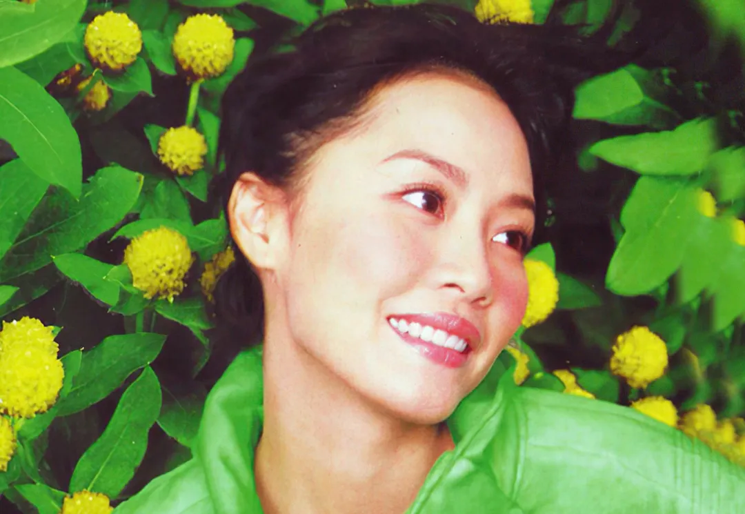 她曾比王菲还红,一首歌传唱至今,33岁为爱隐退,如今住上亿豪宅