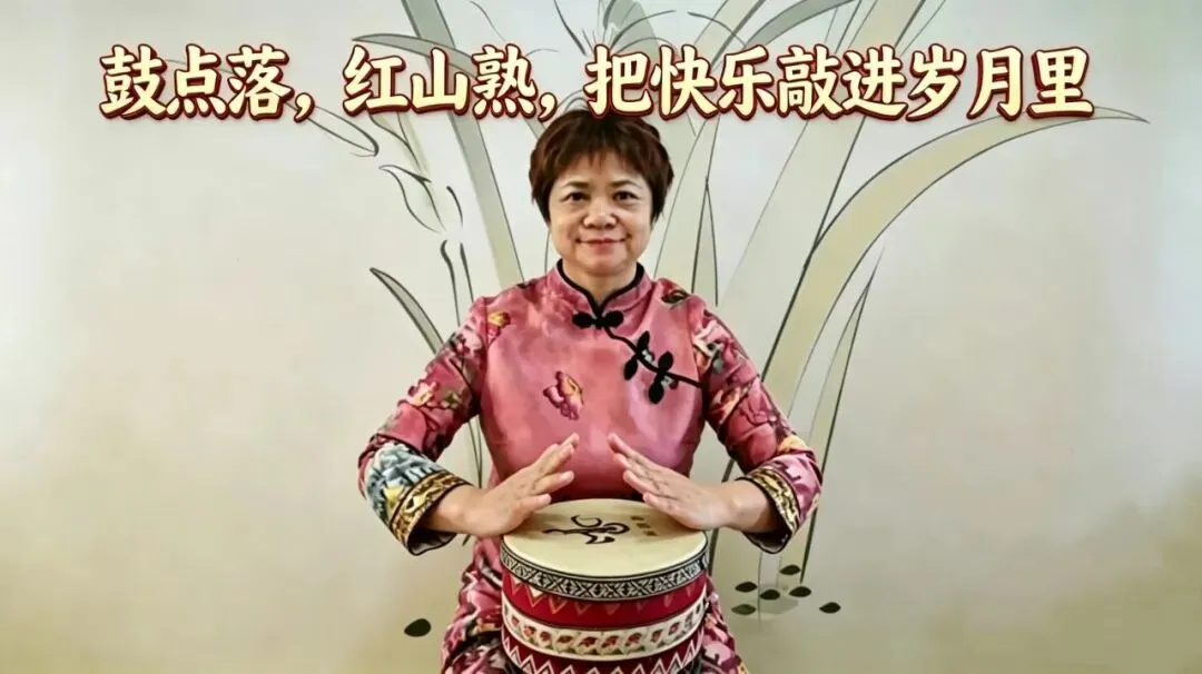 把《红山果》唱成祖孙歌,我瞬间破防了.一朵向日葵,一间小暖屋,这才是最动人的陪伴