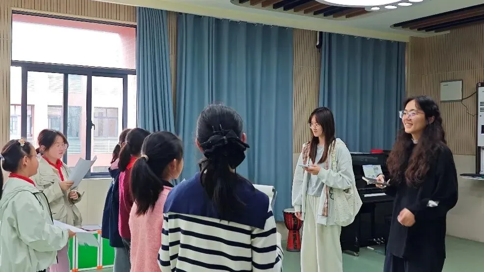 童声飞扬,以歌传情|戏影青协学子助力晓庄弘景实小合唱排练