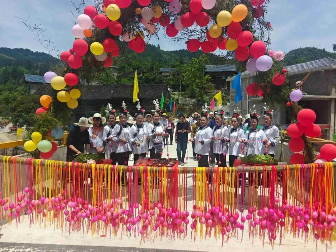 载歌载舞谢党恩,同心共建新家园!三江乡乔尤村举办抗洪救灾感恩活动