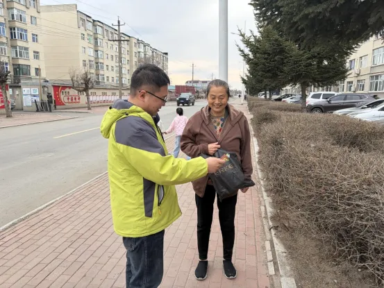 【文明实践四季如歌】虎林市铁南社区新时代文明实践站开展“清明节文明祭祀”宣传活动
