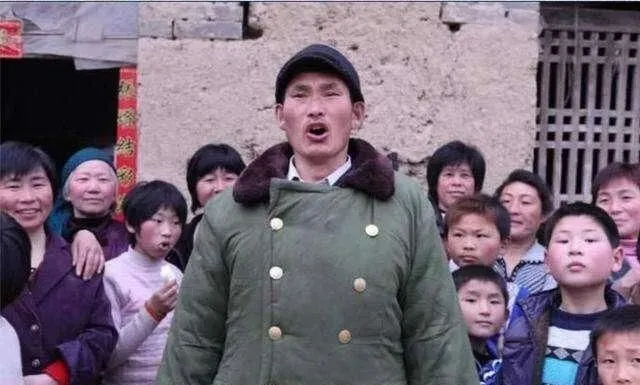 大衣哥10万块唱3首歌到手5万,军大衣卖了做慈善,死守农民底色,如今受年轻人追捧