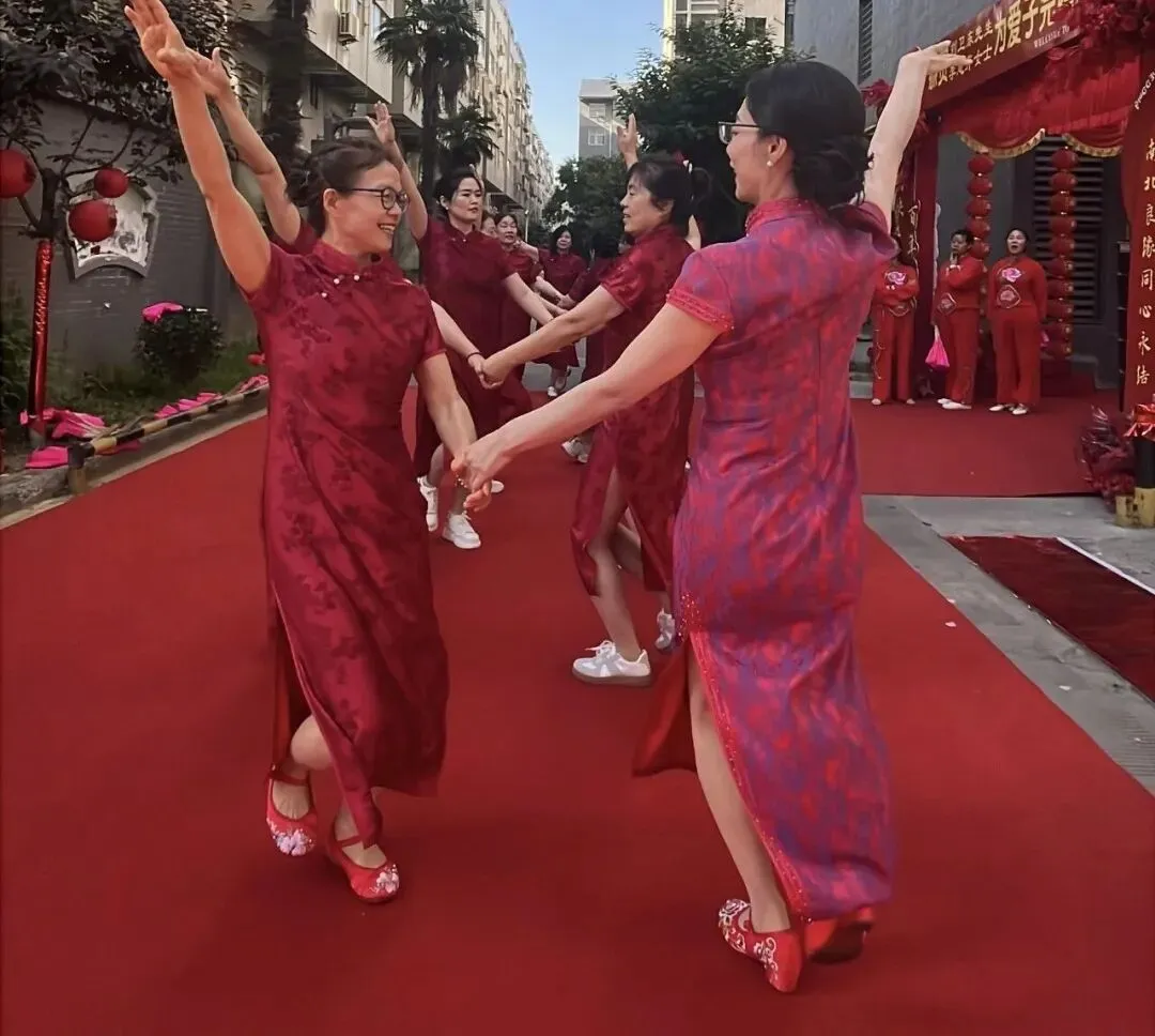 中年行歌:50+女人婚礼助兴,累并快乐着