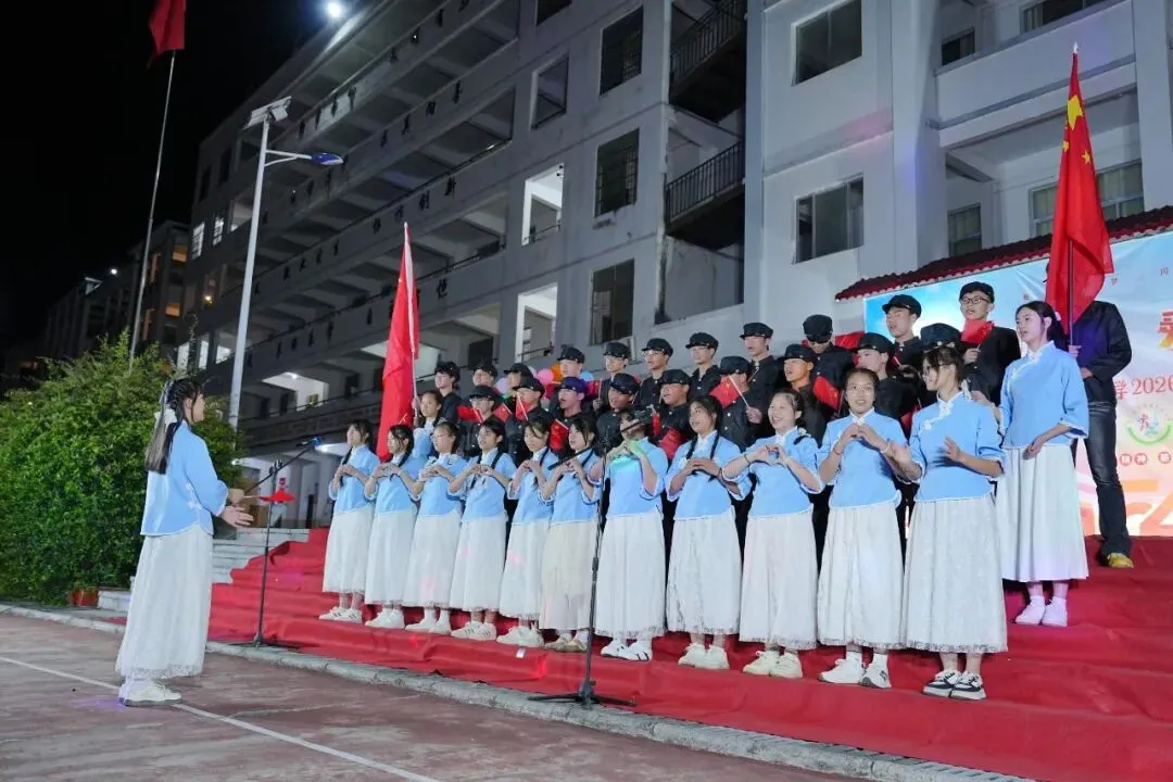 五四声潮起,爱国歌为证——凌云县逻楼镇初级中学2026年班级五四红歌比赛圆满举行