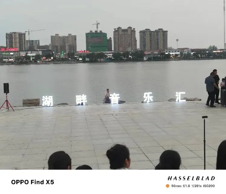 湖畔音浪起,晚风送歌来