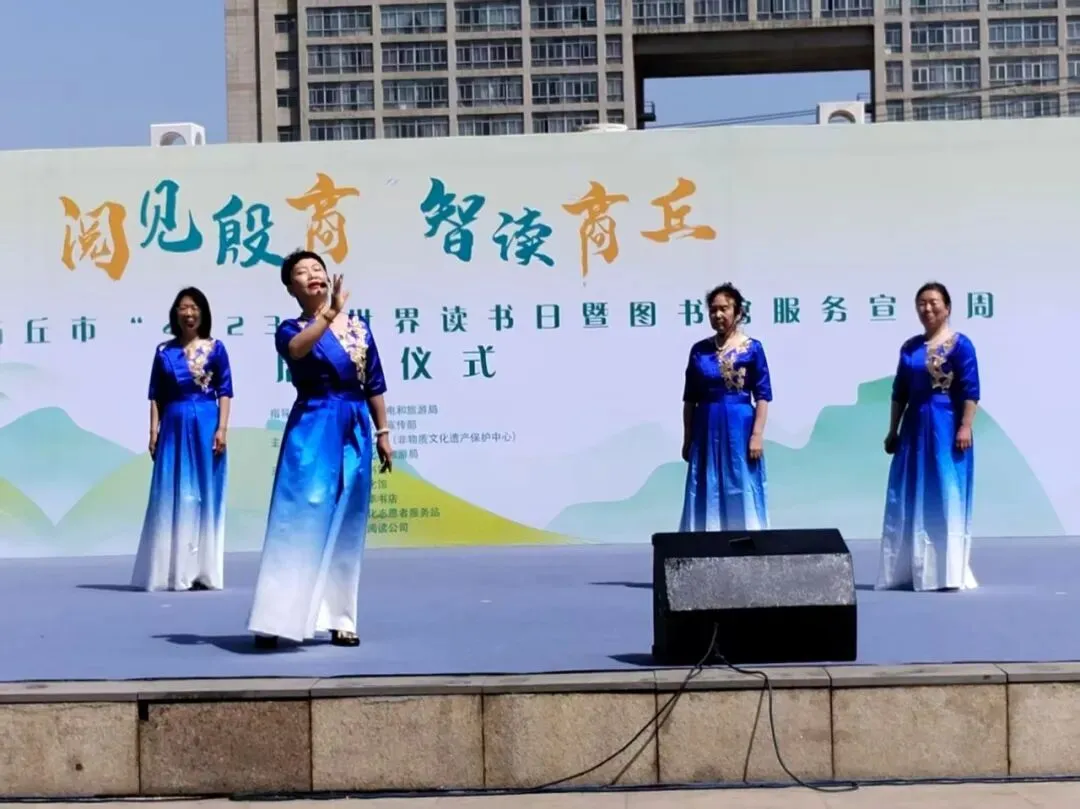 歌朗时,眼神和表情应该如何配合才能更好地传达情感?