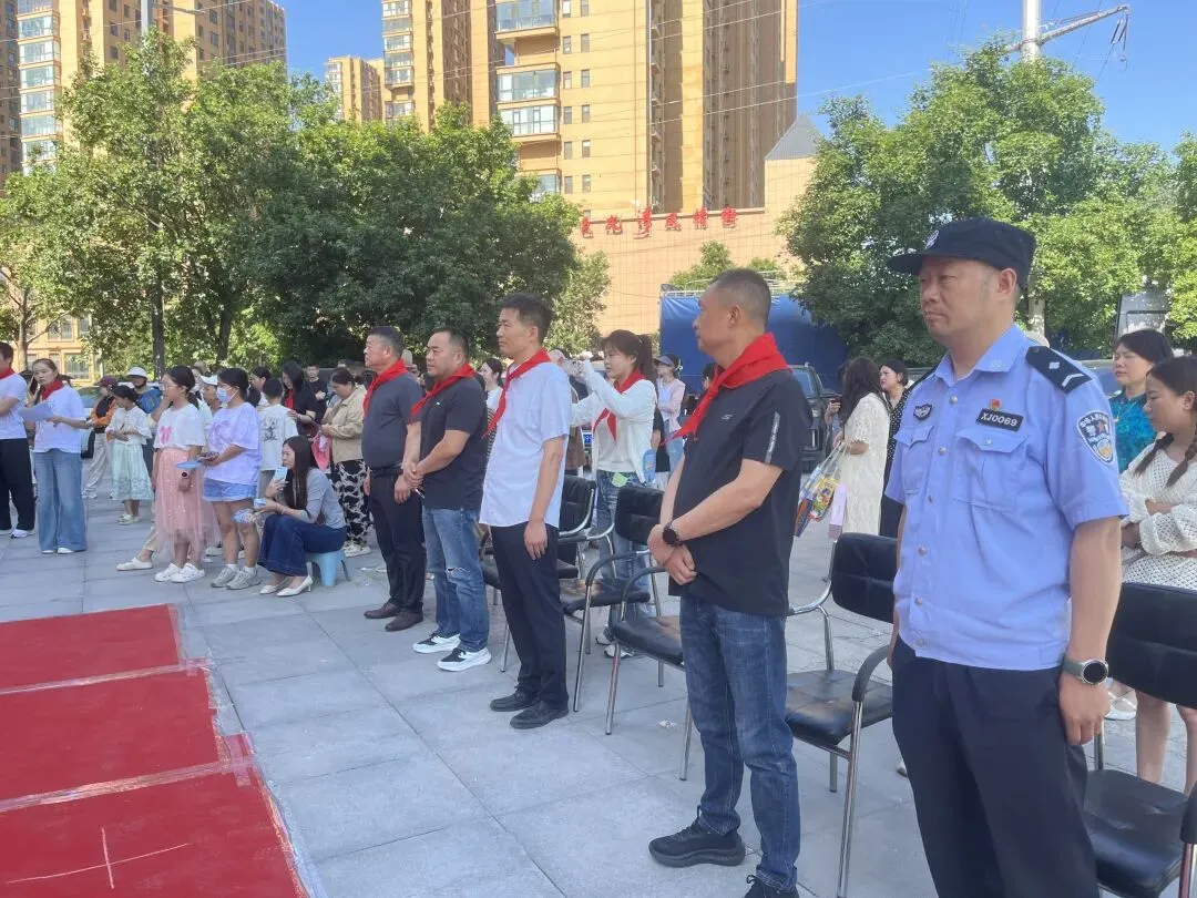 载歌载舞庆六一 欢声笑语满英杨