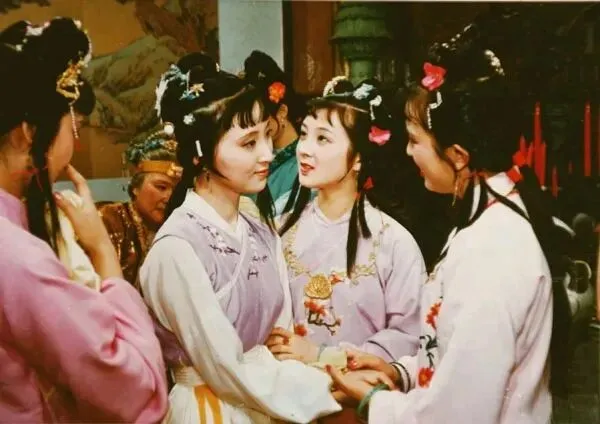 浮躁烦闷的时刻,不妨静下来听听红楼歌曲