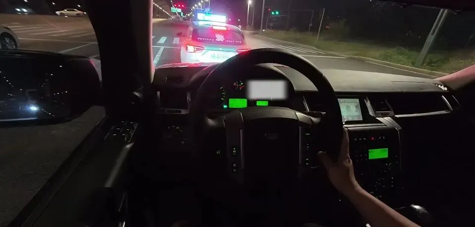 深夜独自开揽胜运动,一首老歌让我听到泪目,这套哈曼卡顿真不是吹的