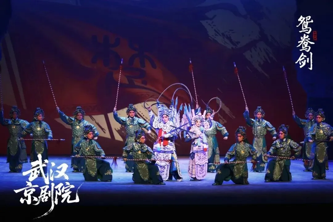 光照剑歌,影铸情深|彩熠科技倾情助力新编京剧《鸳鸯剑》华彩首演
