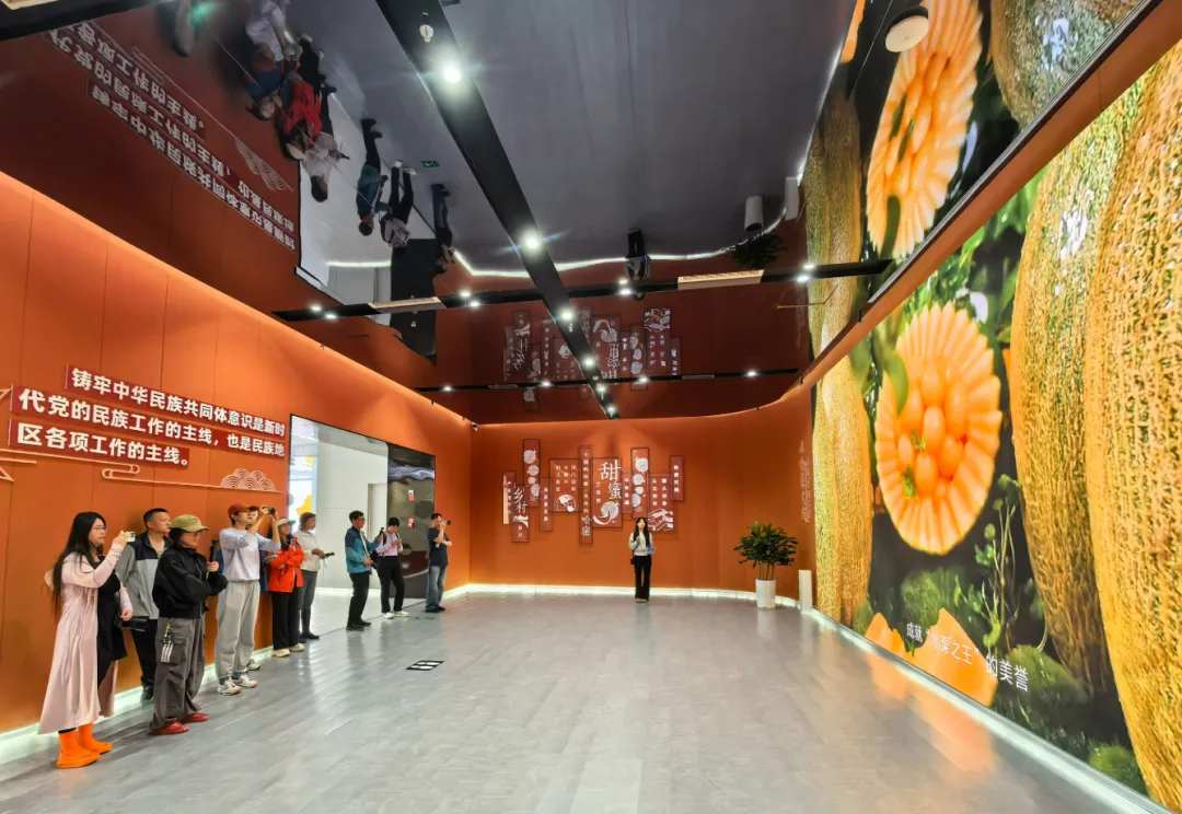 媒体 | “瀚海行歌 古道新途”采访团走进哈密瓜鲜果产业链平台:从“地域特产”到“国家品牌”的甜蜜跨越