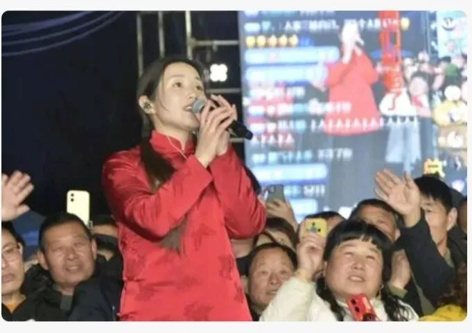 苍天不负苦心人,歌曲《岁月如笔写春秋》被歌手河南三妹唱火了全网.一个普通农村姑娘的励志路.