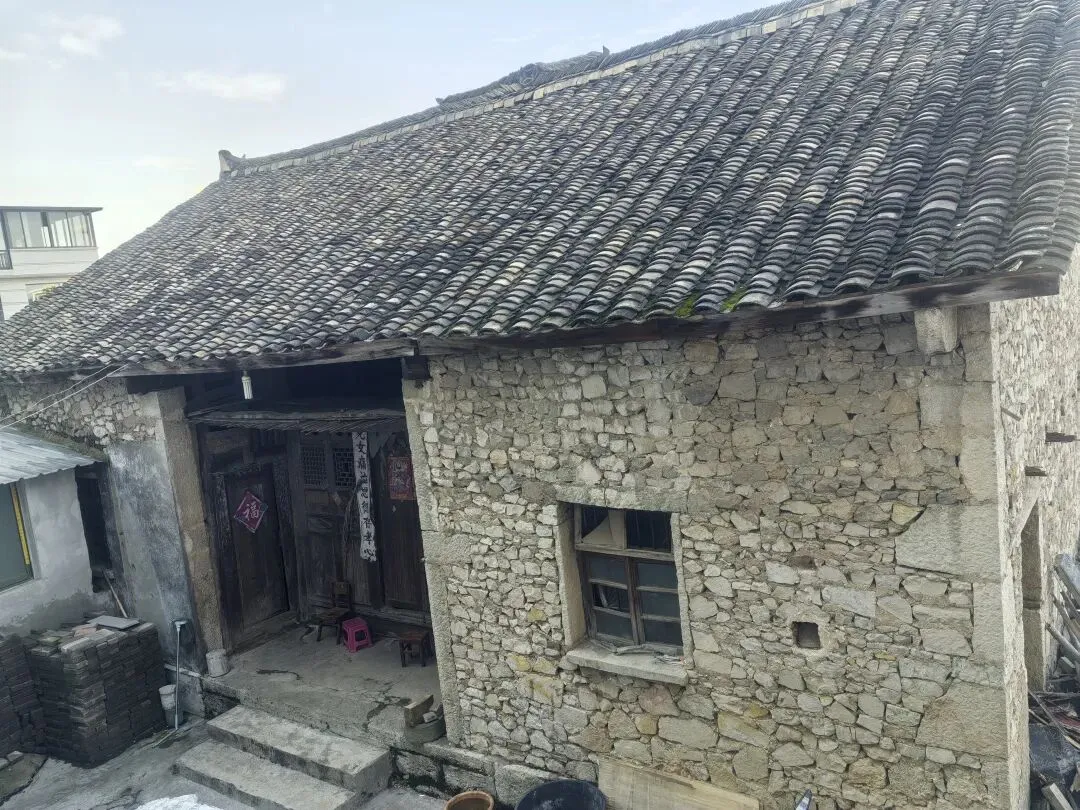 偶然听见一首老歌,望着老家石头老屋,忽然读懂这一生藏满岁月遗憾