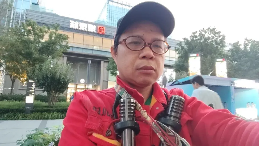 小笛给老外送歌,拒收小费